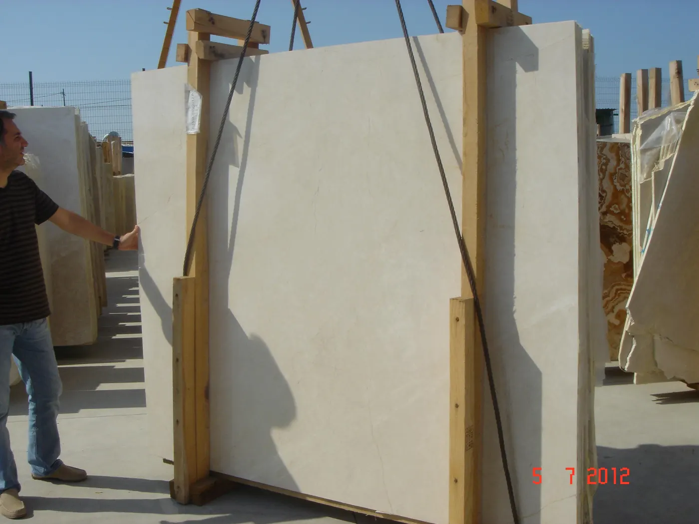 Adora Crema Marfil marmo, superficie di lastra – Marmi di Carrara – antracite, verde (1)