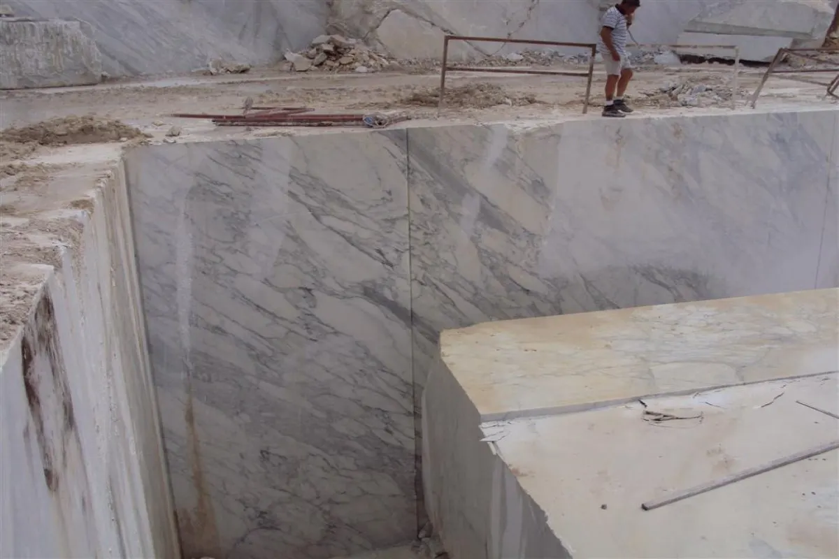 Arabescato Marmor, Steinbruchansicht – Marmi di Carrara – grau, hellgrau (44)
