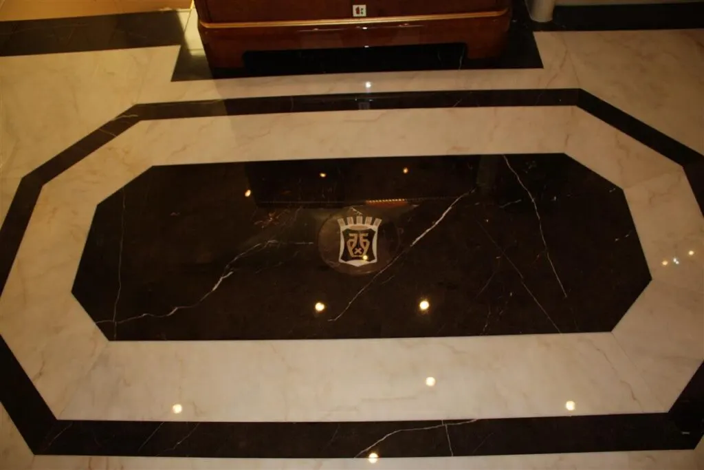 Arabescato mármol, superficie de losa – Marmi di Carrara – negro, dorado (63)