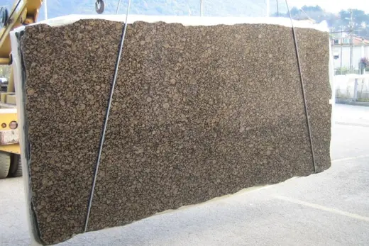 Baltic Brown гранит, поверхность плиты – Marmi di Carrara – серый, антрацитовый (6)