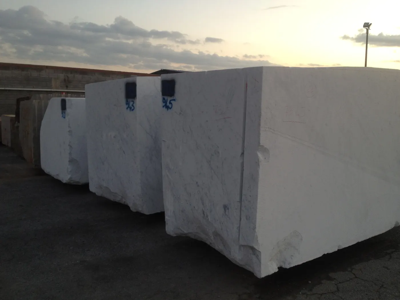 Bianco Carrara Marmor, Plattenoberfläche – Marmi di Carrara – schwarz, grün (12)