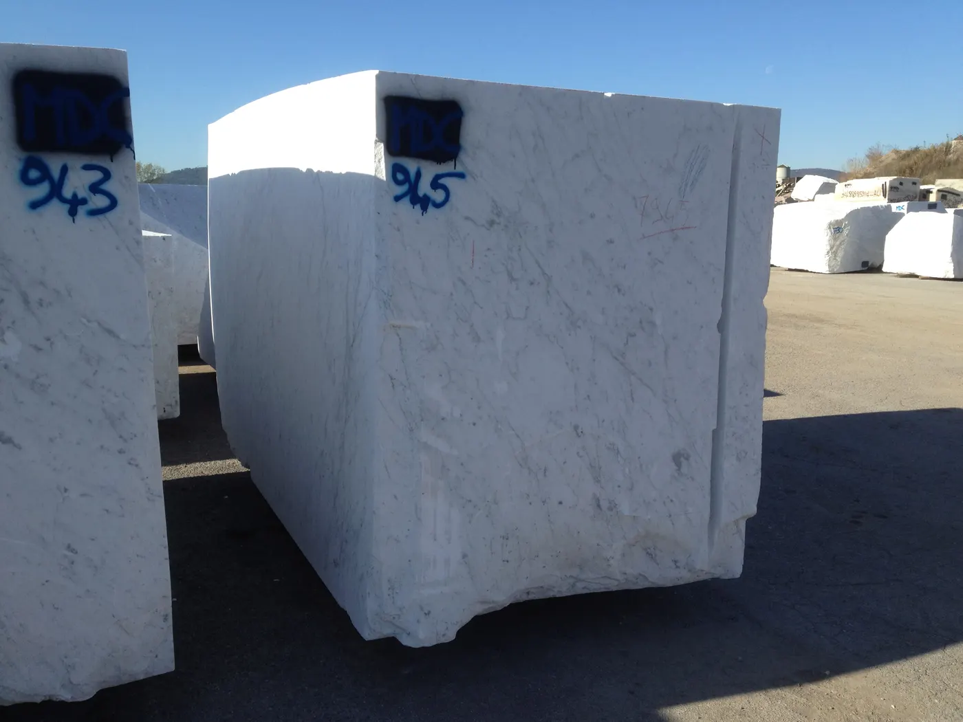 Bianco Carrara mármol, superficie de losa – Marmi di Carrara – gris, negro (14)