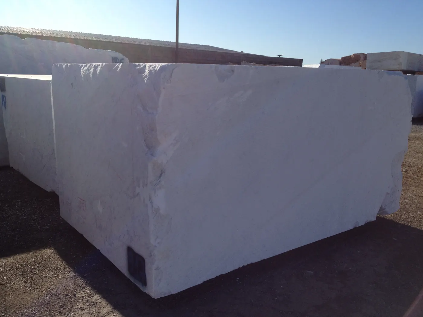 Bianco Carrara marble slab surface – Marmi di Carrara – violet, black (21)