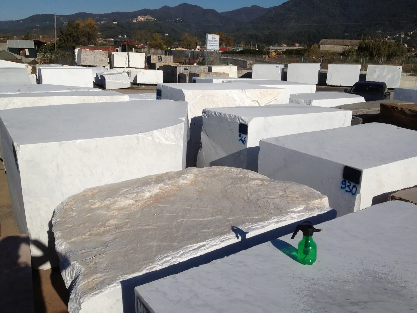 Bianco Carrara mármol, superficie de losa – Marmi di Carrara – gris, negro (28)