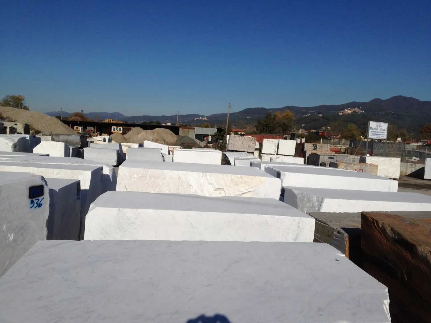 Bianco Carrara marbre, surface de dalle – Marmi di Carrara – bleu, anthracite (36)
