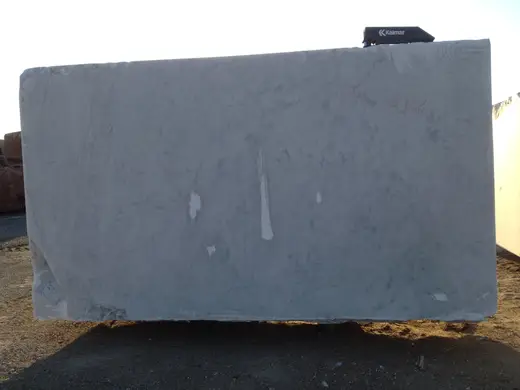Bianco Carrara marble slab surface – Marmi di Carrara – violet, green (45)