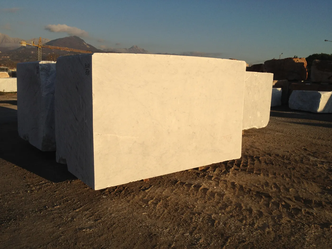 Bianco Carrara marbre, surface de dalle – Marmi di Carrara – noir, beige (49)