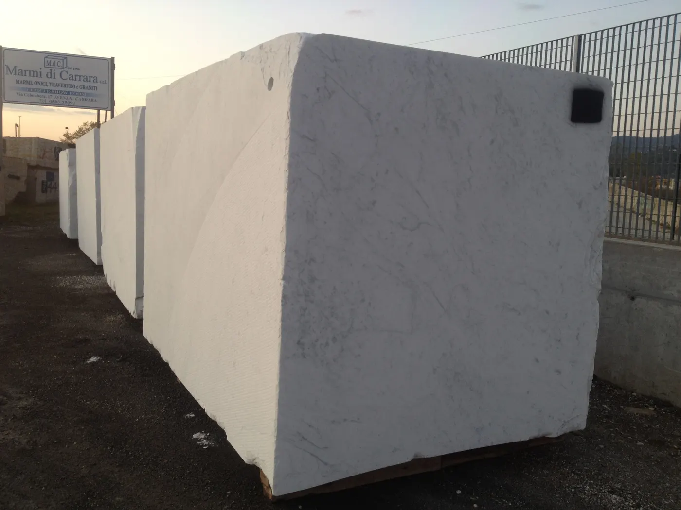 Bianco Carrara Marmor, Plattenoberfläche – Marmi di Carrara – grün, schwarz (52)