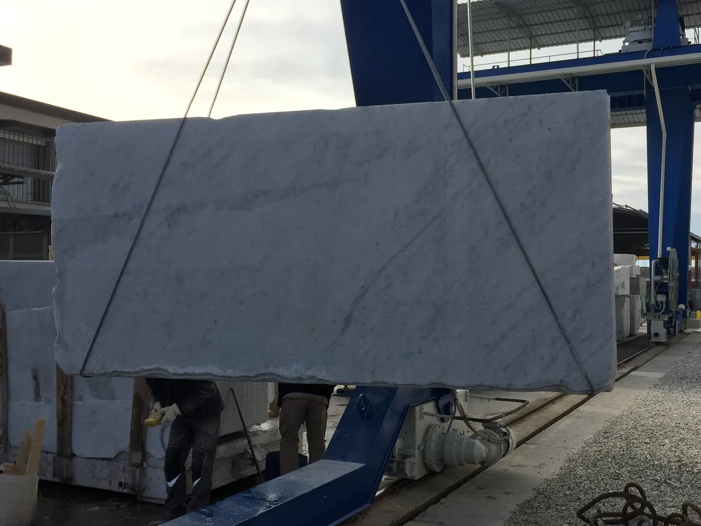 Bianco Carrara мрамор, поверхность плиты – Marmi di Carrara – антрацитовый, чёрный (55)