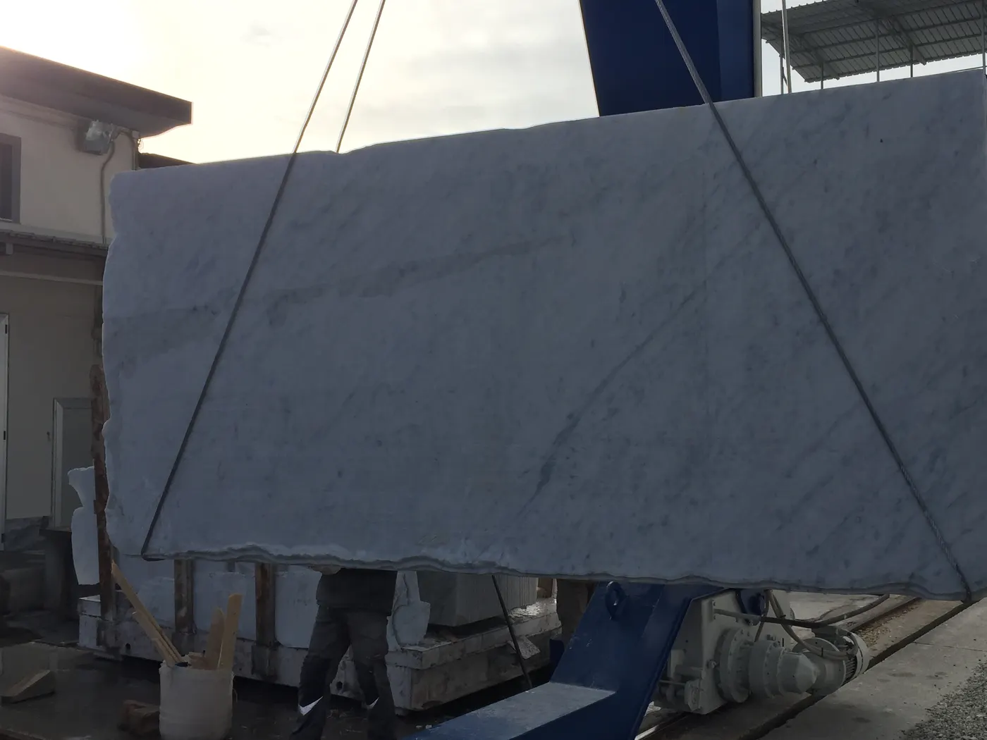 Bianco Carrara marmo, superficie di lastra – Marmi di Carrara – antracite, nero (57)
