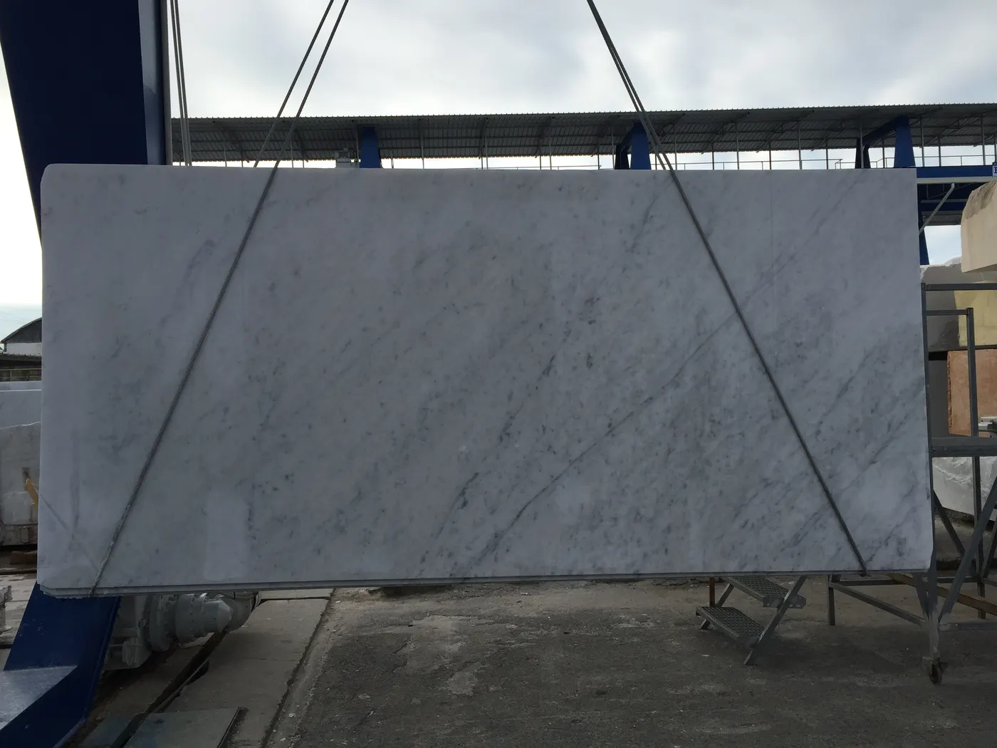 Bianco Carrara Marmor, Plattenoberfläche – Marmi di Carrara – grün, schwarz (67)