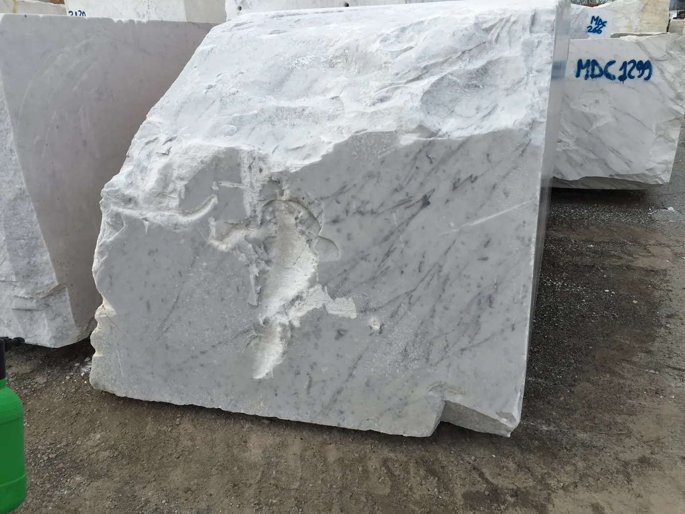 Bianco Carrara marmo, superficie di lastra – Marmi di Carrara – grigio, antracite (79)
