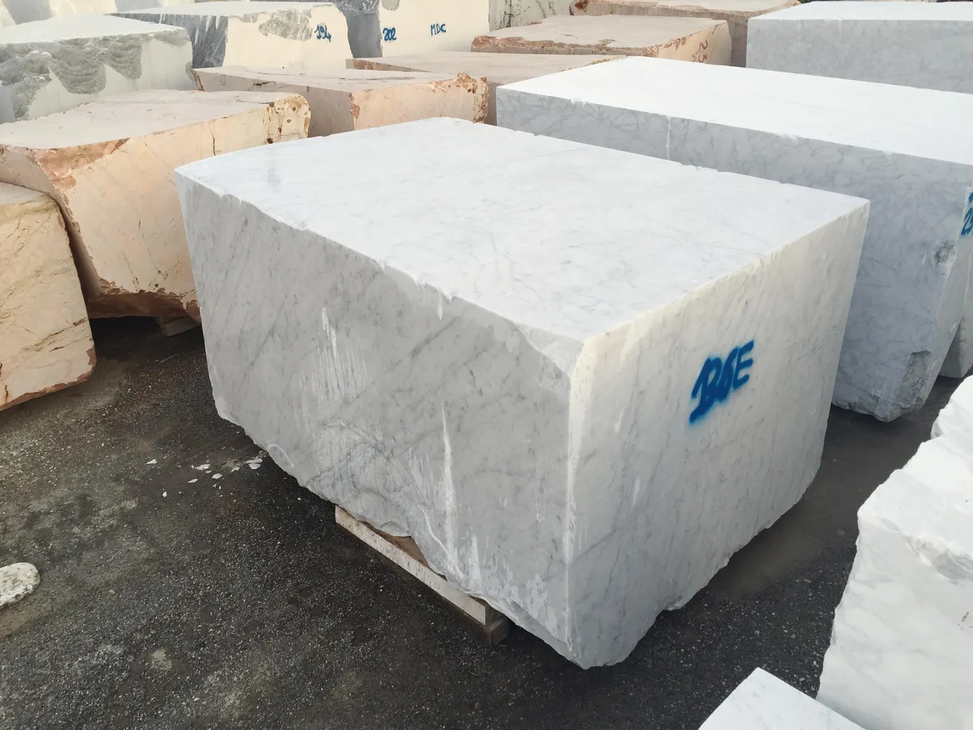 Bianco Carrara C Marmor, Steinbruchblock – Marmi di Carrara – hellgrau, anthrazit (13)