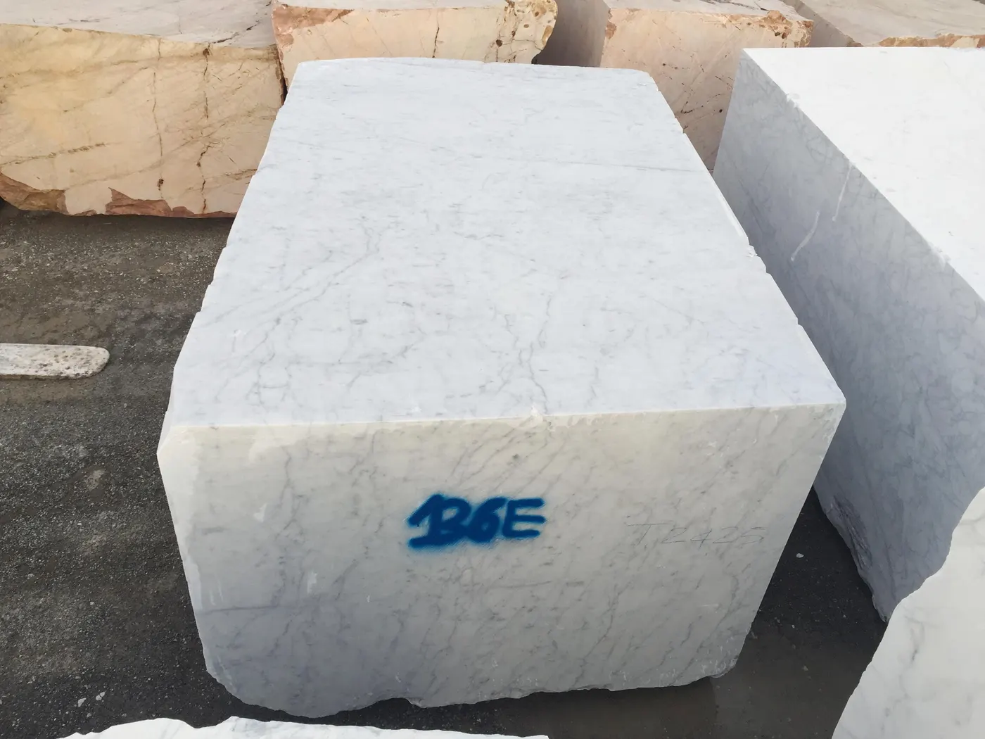 Bianco Carrara C мрамор, карьерный блок – Marmi di Carrara – серый, антрацитовый (15)