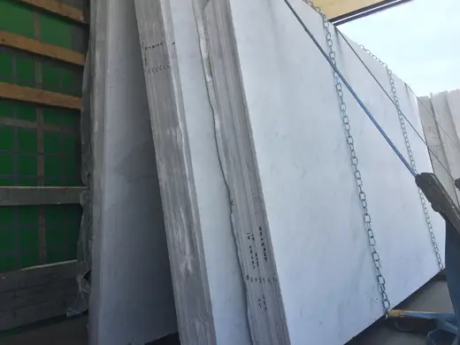 Bianco Carrara C marmo, superficie di lastra – Marmi di Carrara – grigio chiaro, nero (2)