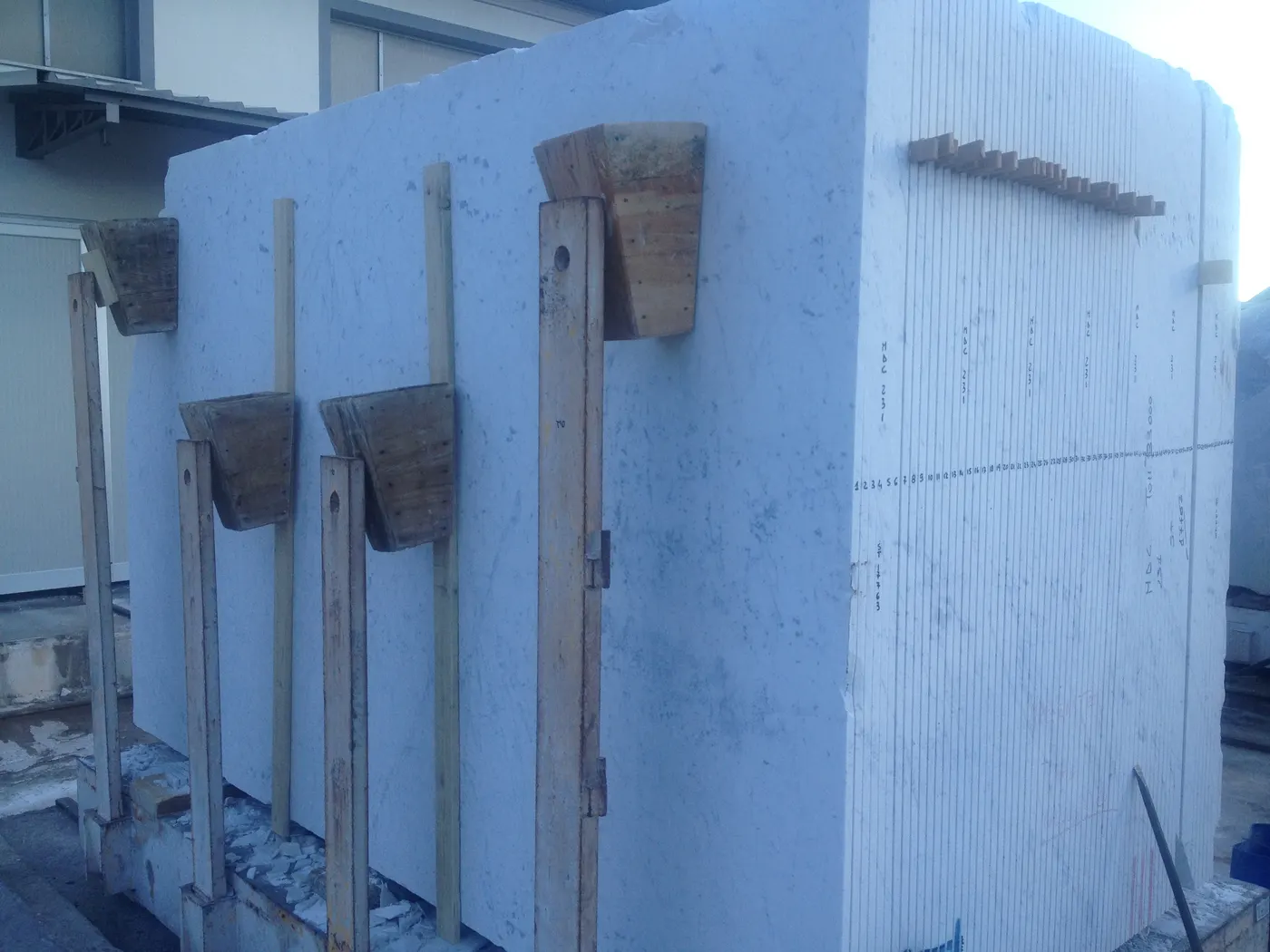 Bianco Carrara C marbre, surface de dalle – Marmi di Carrara – bleu, gris clair (24)