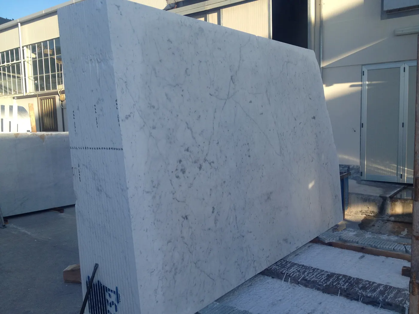 Bianco Carrara C Marmor, Plattenoberfläche – Marmi di Carrara – grau, blau (25)