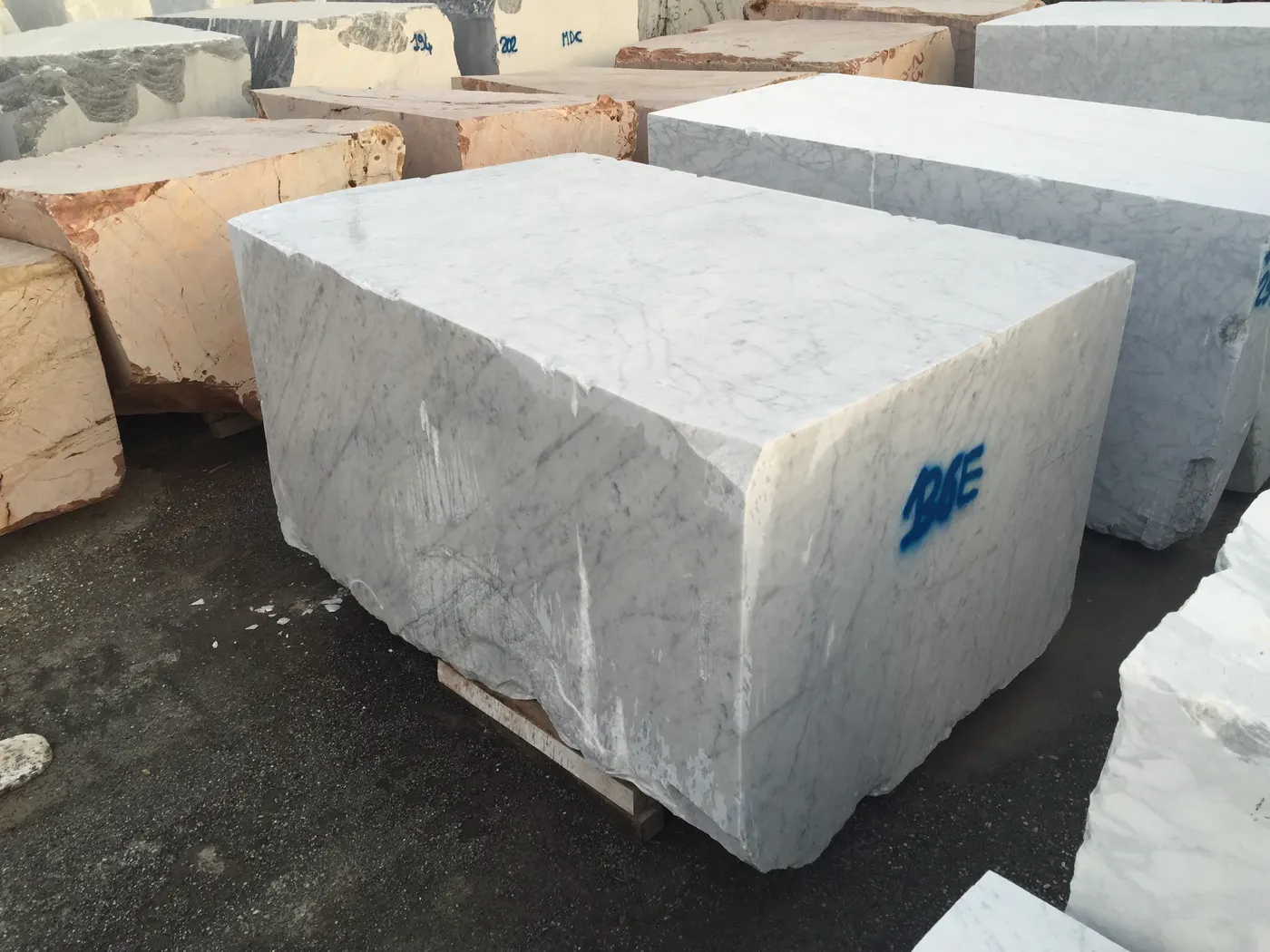 Bianco Carrara C marmo, blocco di cava – Marmi di Carrara – antracite, beige (26)