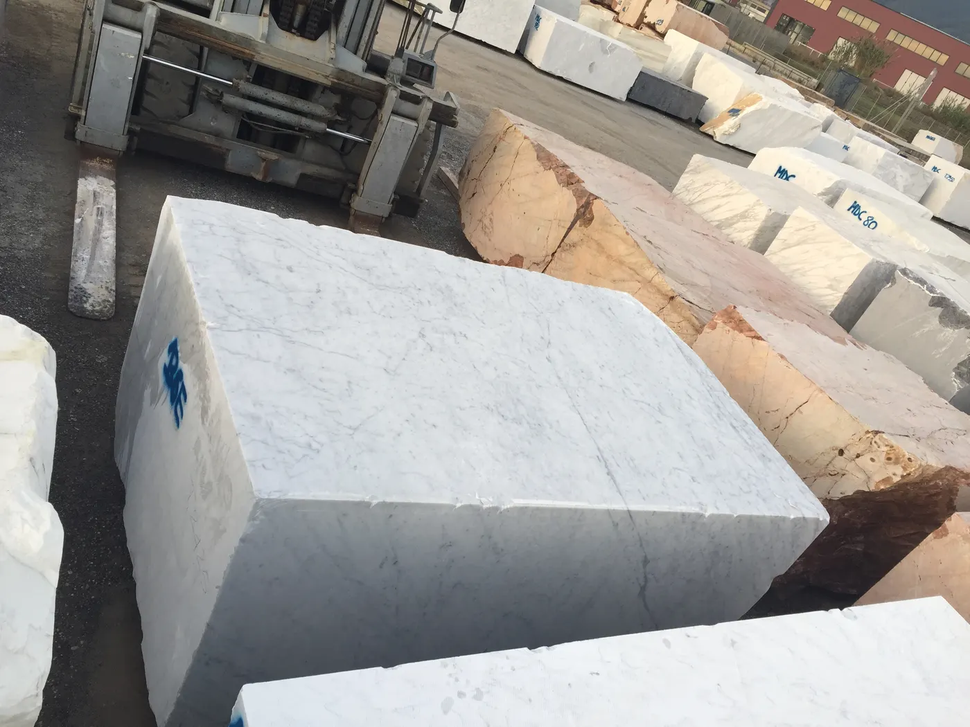 Bianco Carrara C marble quarry block – Marmi di Carrara – charcoal, grey (27)