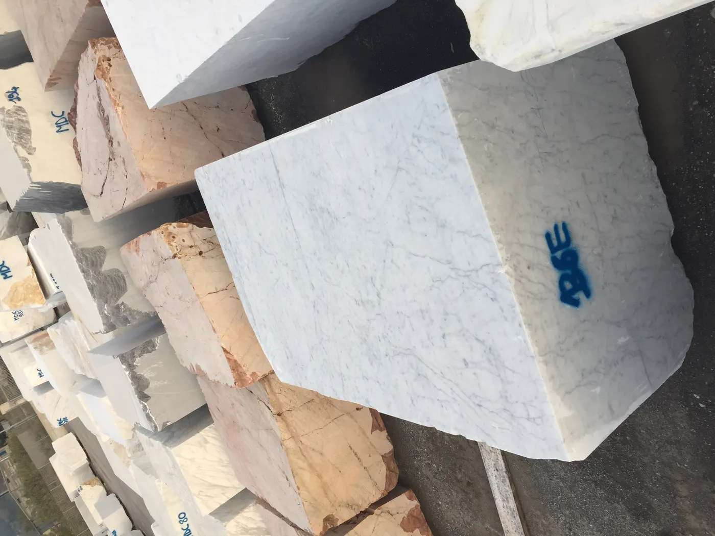 Bianco Carrara C mármol, bloque de cantera – Marmi di Carrara – gris, marfil (28)