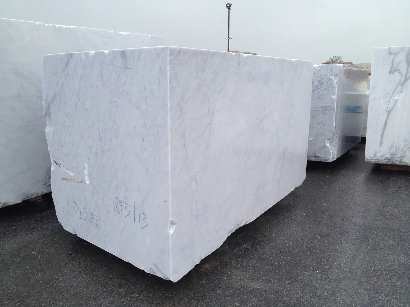 Bianco Carrara C marbre, bloc de carrière – Marmi di Carrara – gris clair, anthracite (32)