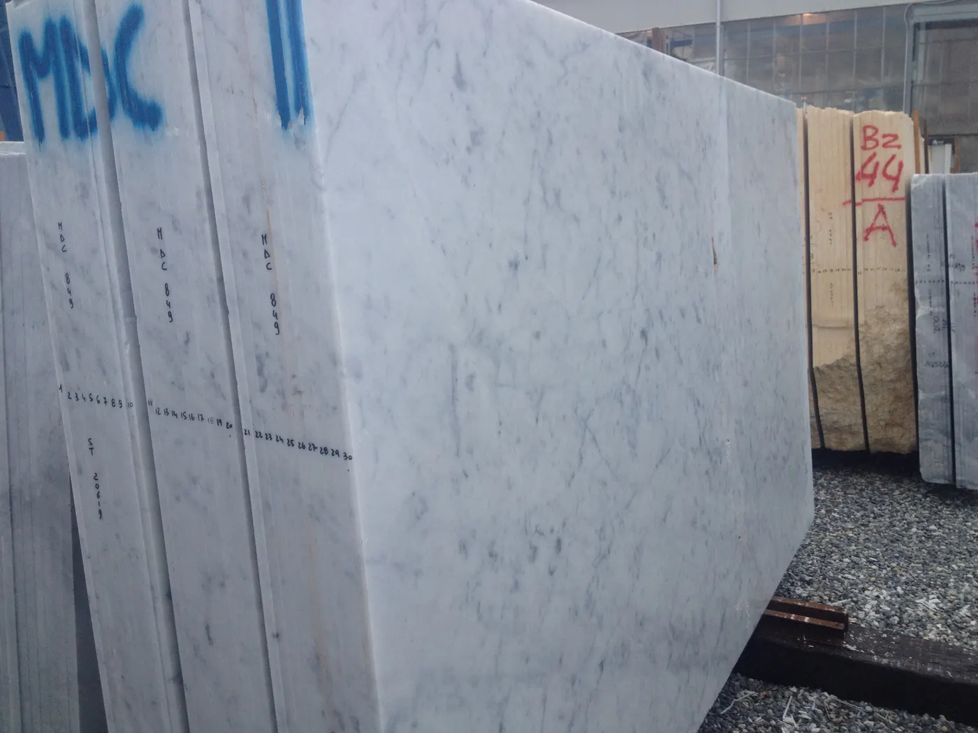 Bianco Carrara C marmo, superficie di lastra – Marmi di Carrara – grigio, grigio chiaro (40)