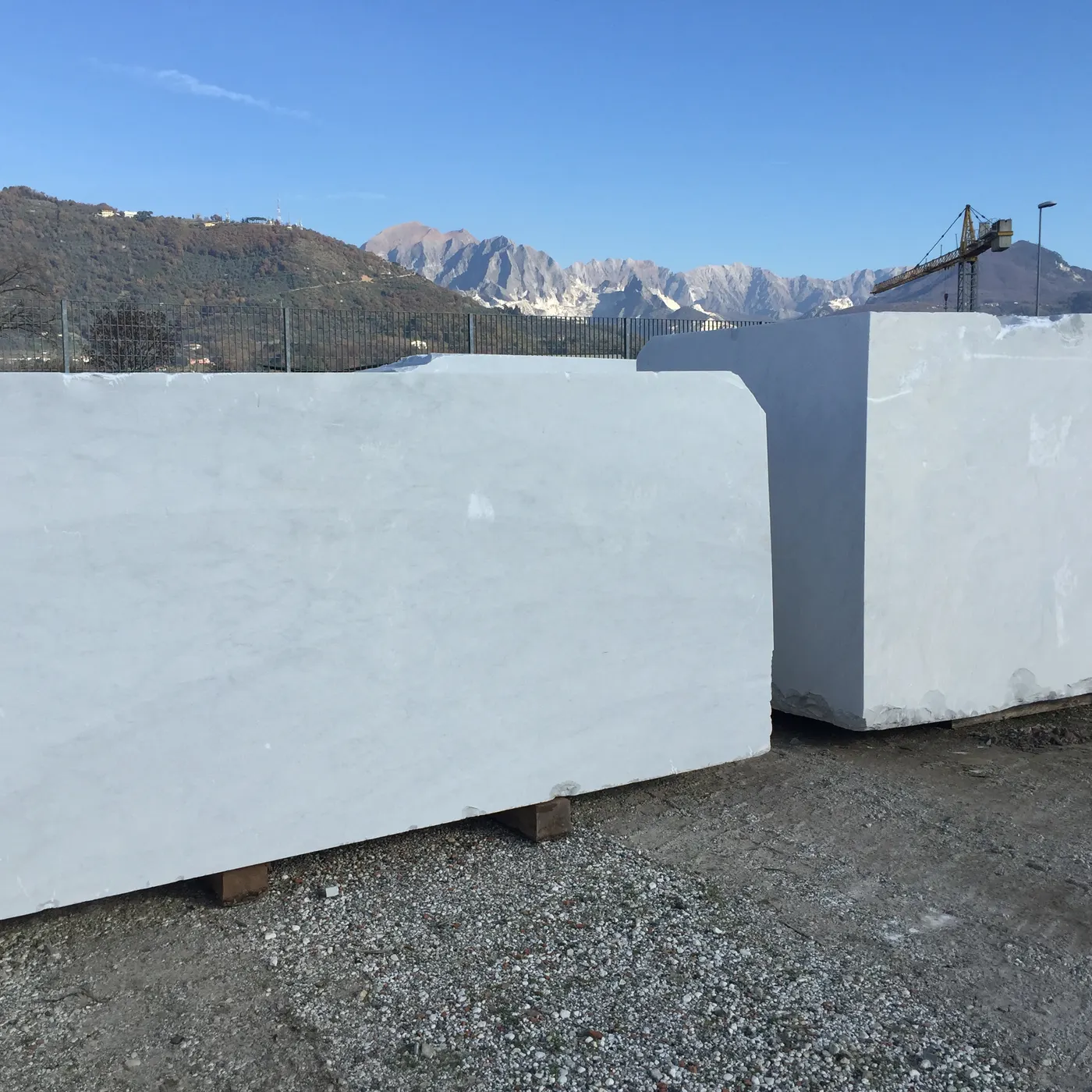 Bianco Carrara C mármol, superficie de losa – Marmi di Carrara – gris claro, verde (41)