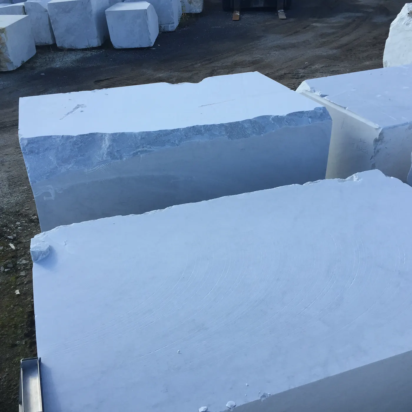 Bianco Carrara C мрамор, поверхность плиты – Marmi di Carrara – светло-серый, синий (44)