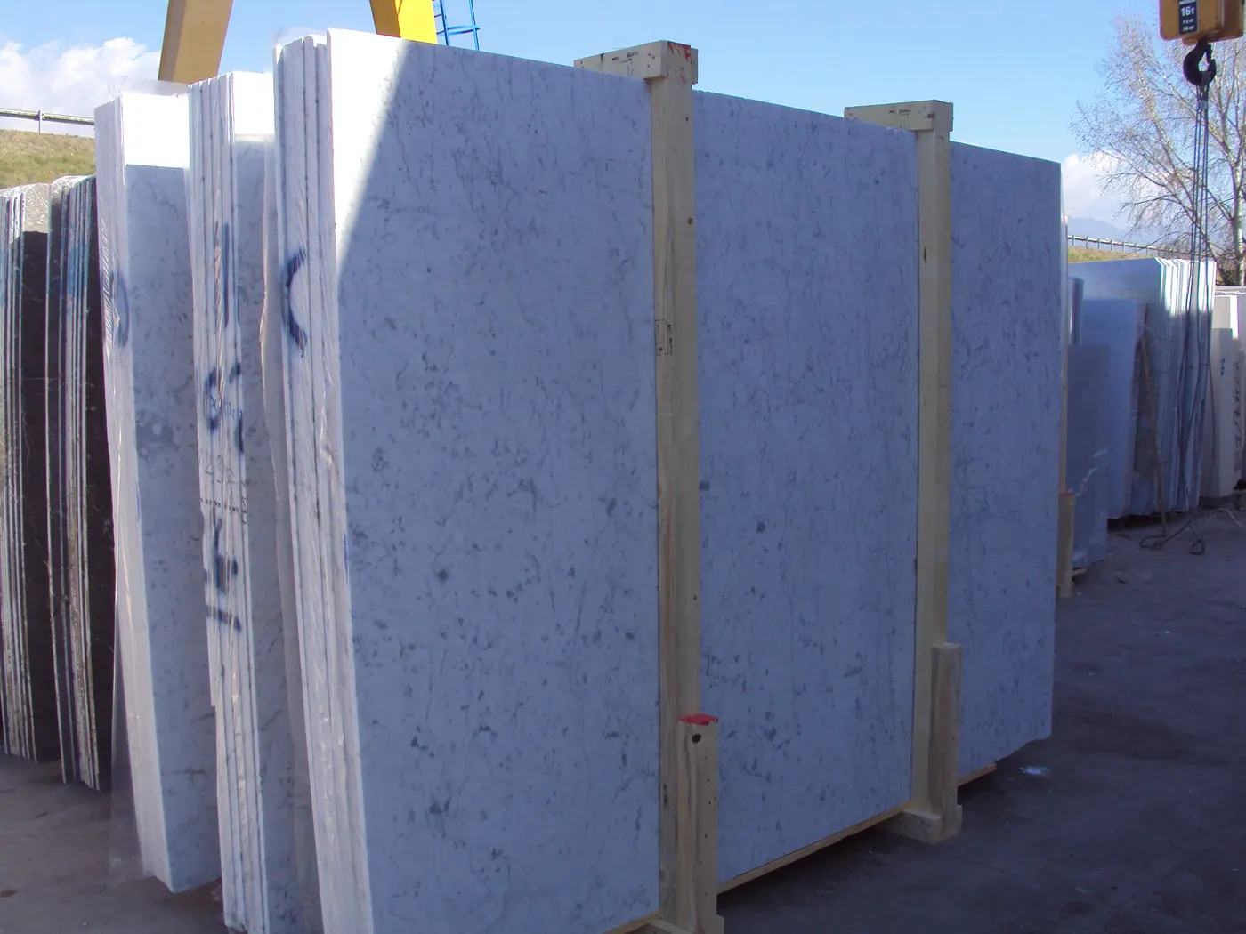 Bianco Carrara C mármol, superficie de losa – Marmi di Carrara – azul, gris claro (52)