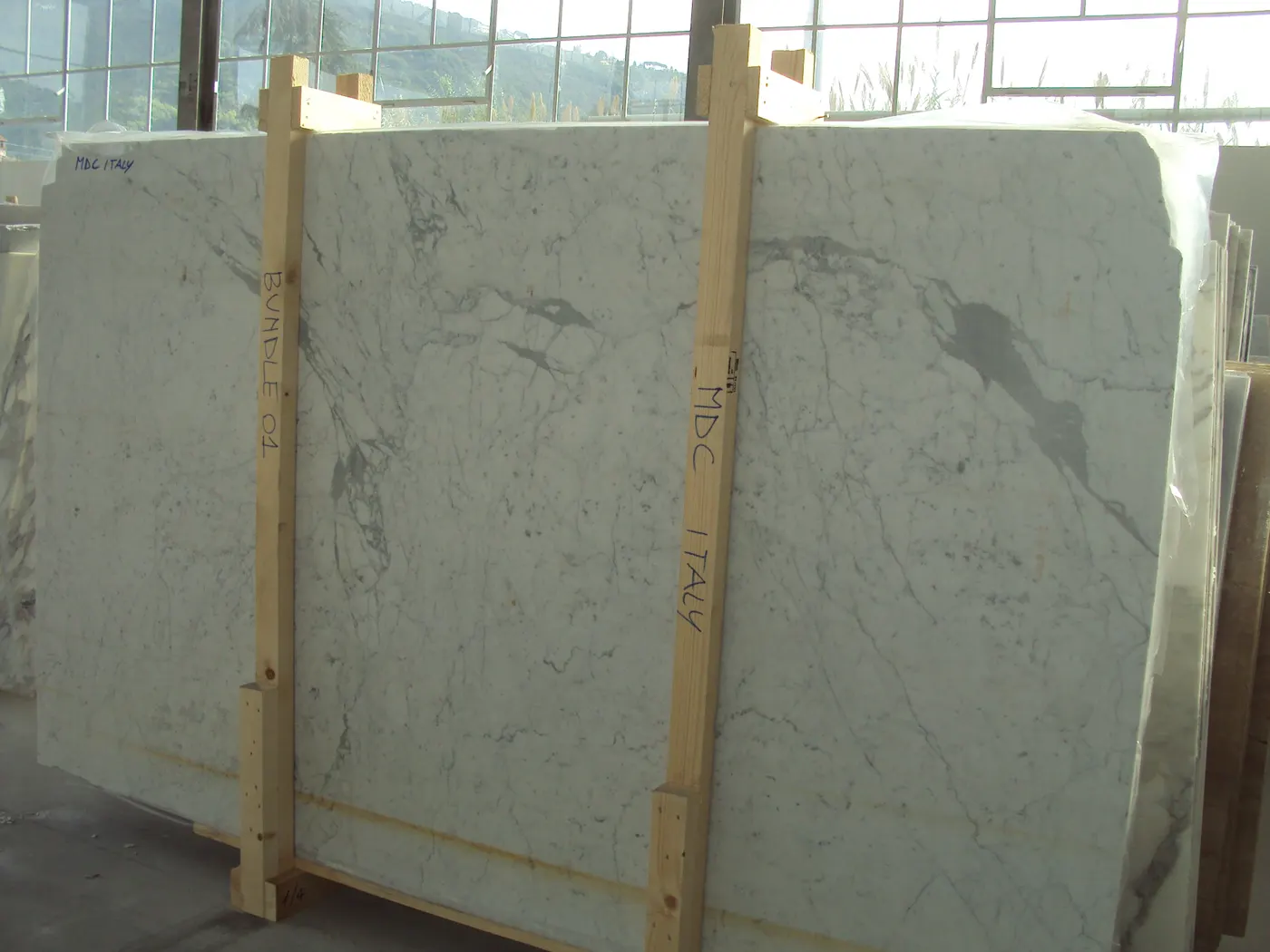 Bianco Carrara C marmo, superficie di lastra – Marmi di Carrara – grigio, antracite (56)