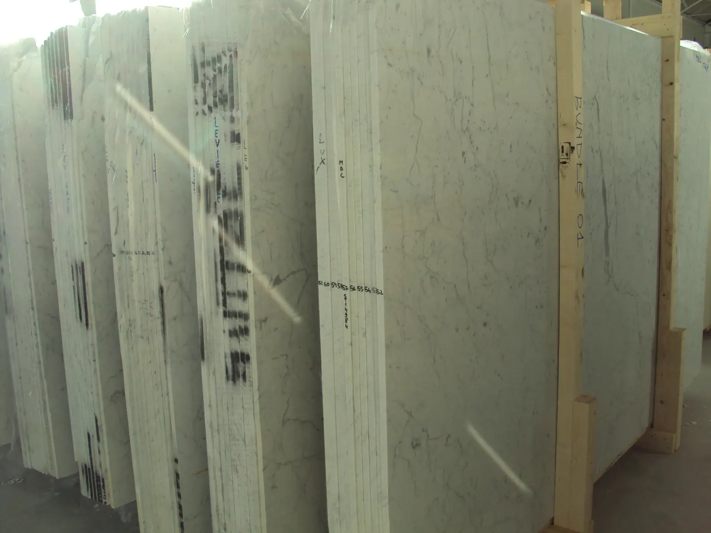 Bianco Carrara C marmo, superficie di lastra – Marmi di Carrara – grigio, verde (61)