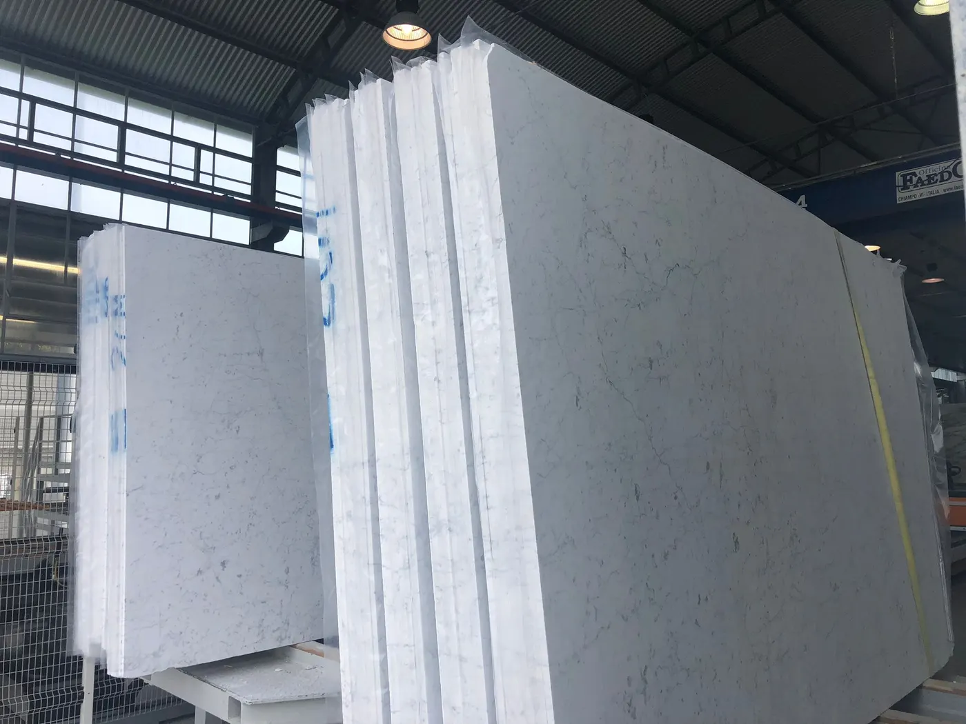 Bianco Carrara C Marmor, Plattenoberfläche – Marmi di Carrara – grün, anthrazit (64)