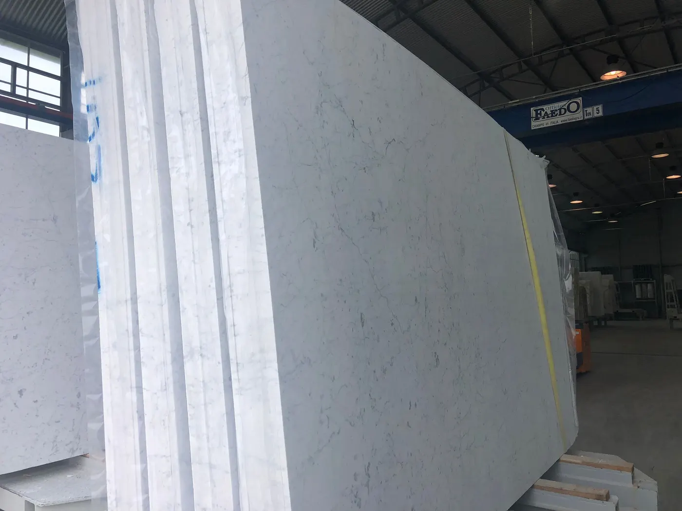 Bianco Carrara C mármol, superficie de losa – Marmi di Carrara – gris, negro (70)