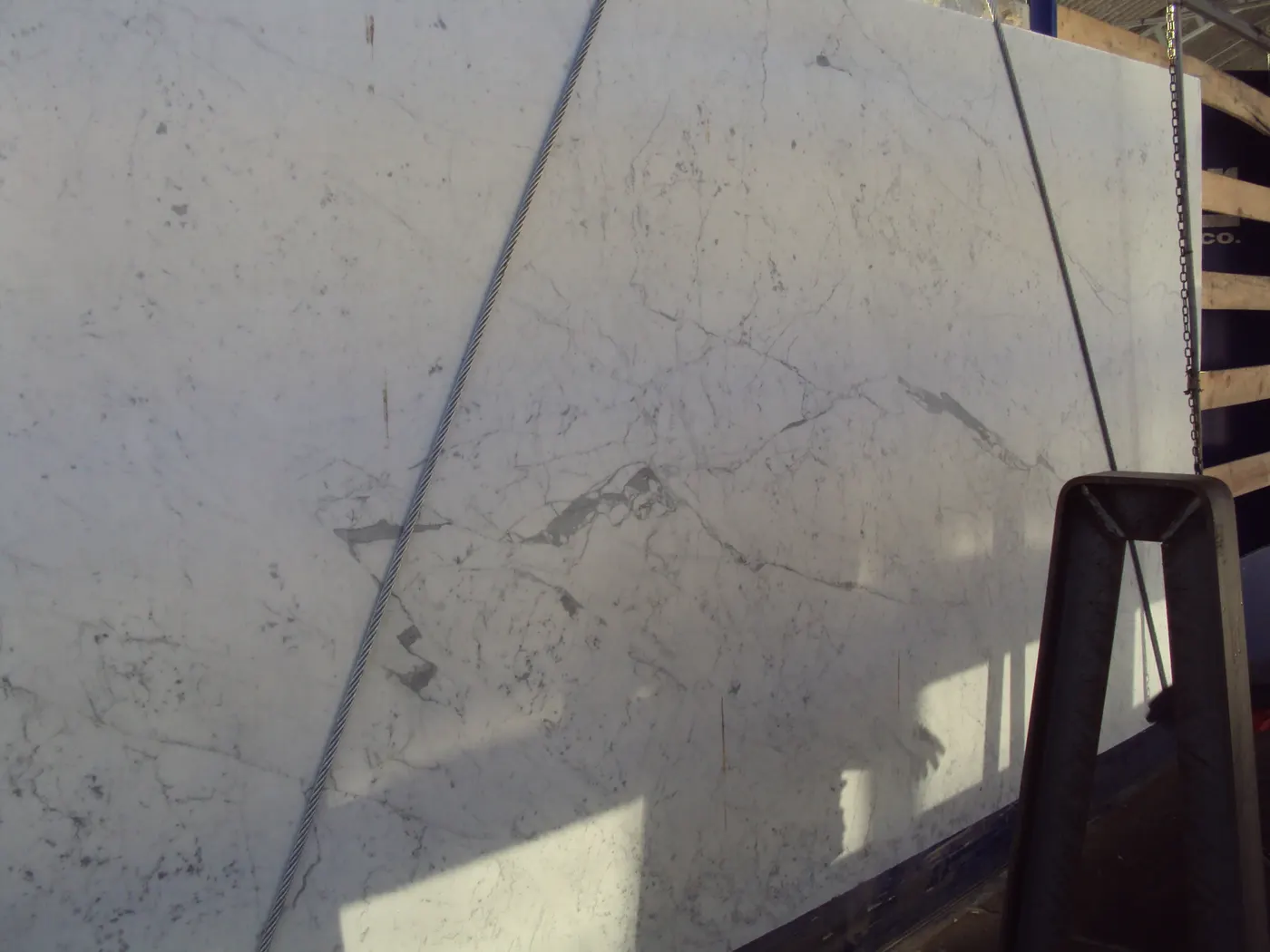 Bianco Carrara C mármol, superficie de losa – Marmi di Carrara – gris, antracita (80)