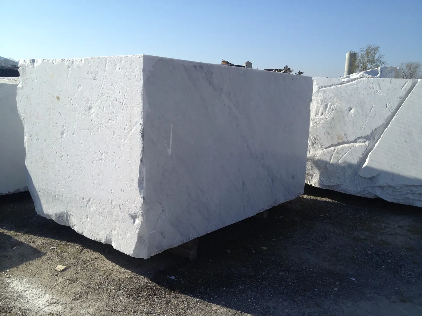 Bianco Carrara CD mármol, bloque de cantera – Marmi di Carrara – gris claro, violeta (30)