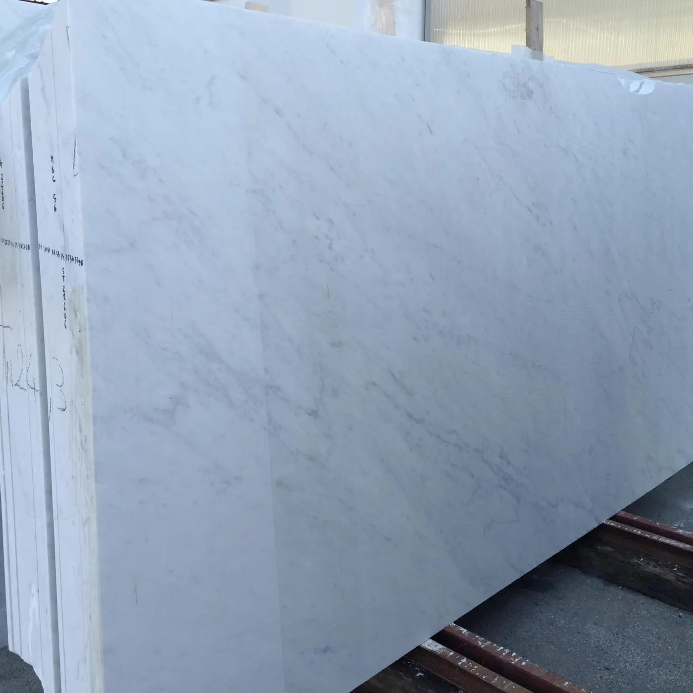 Bianco Carrara CD marble slab surface – Marmi di Carrara – light grey, grey (67)