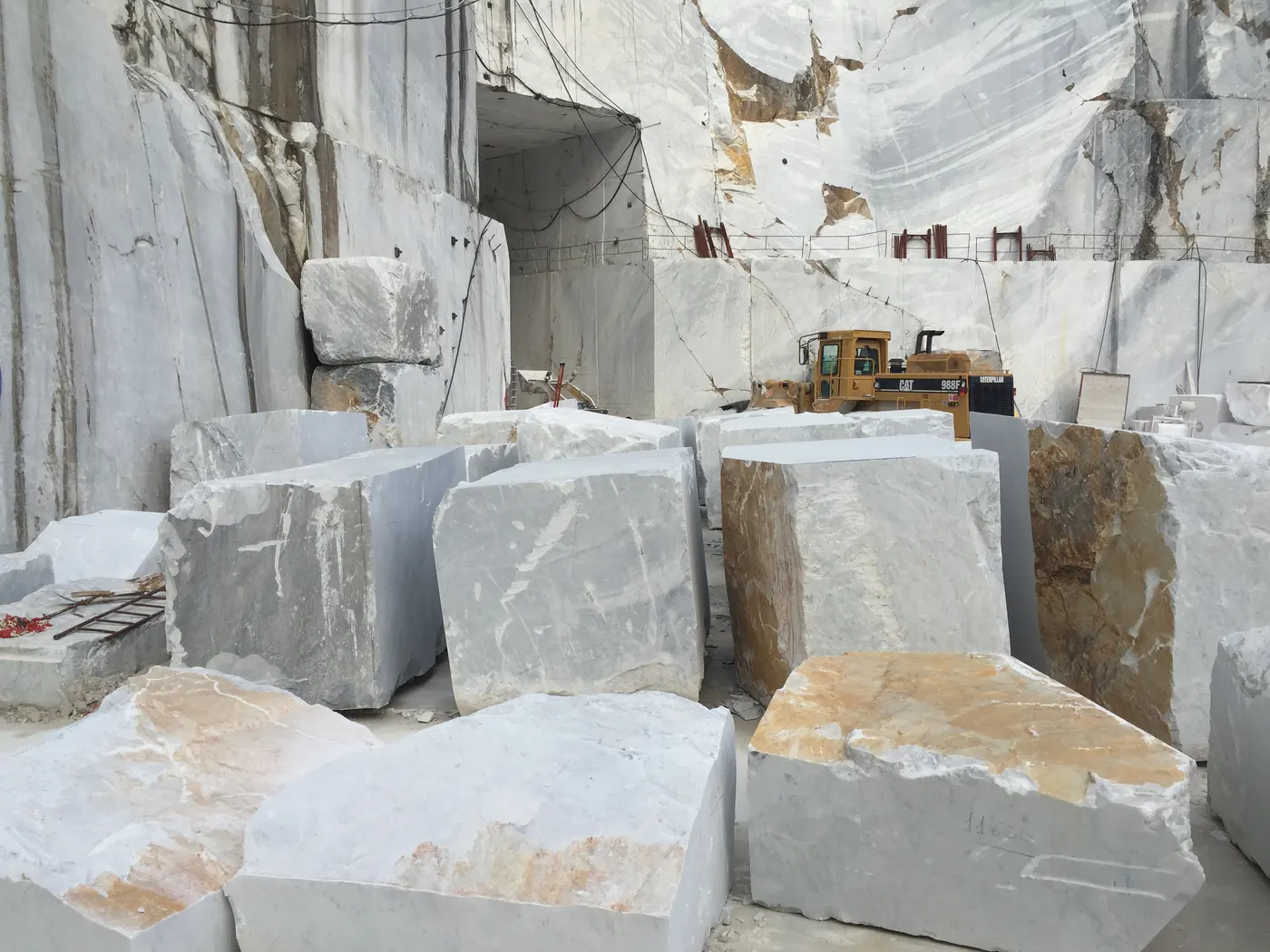 Bianco Gioia mármol, vista de cantera – Marmi di Carrara – gris, gris claro (14)