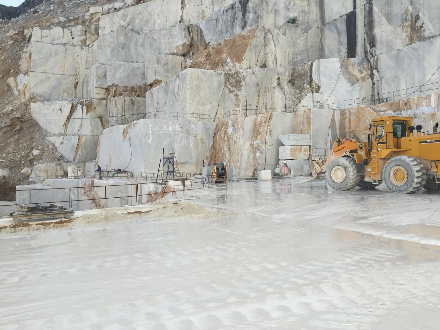 Bianco Gioia mármol, vista de cantera – Marmi di Carrara – gris claro, marfil (26)