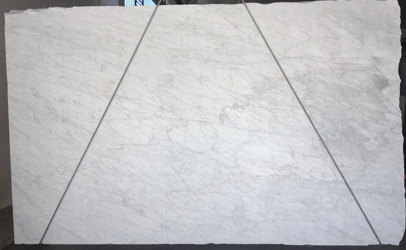 Bianco Gioia мрамор, поверхность плиты – Marmi di Carrara – слоновая кость, светло-серый (68)