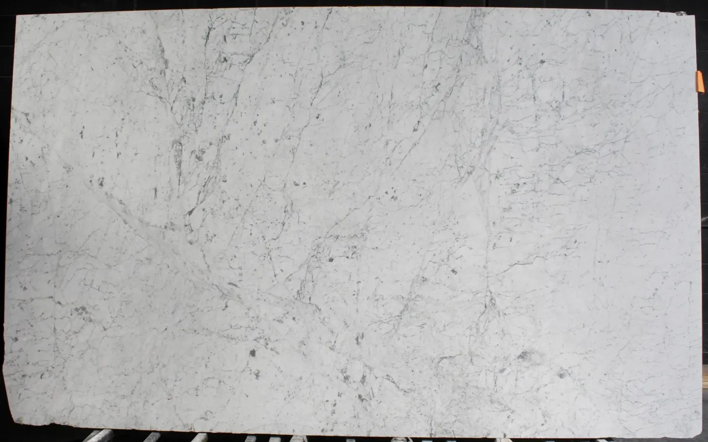 Bianco Gioia Marmor, Plattenoberfläche – Marmi di Carrara – hellgrau, elfenbein (69)