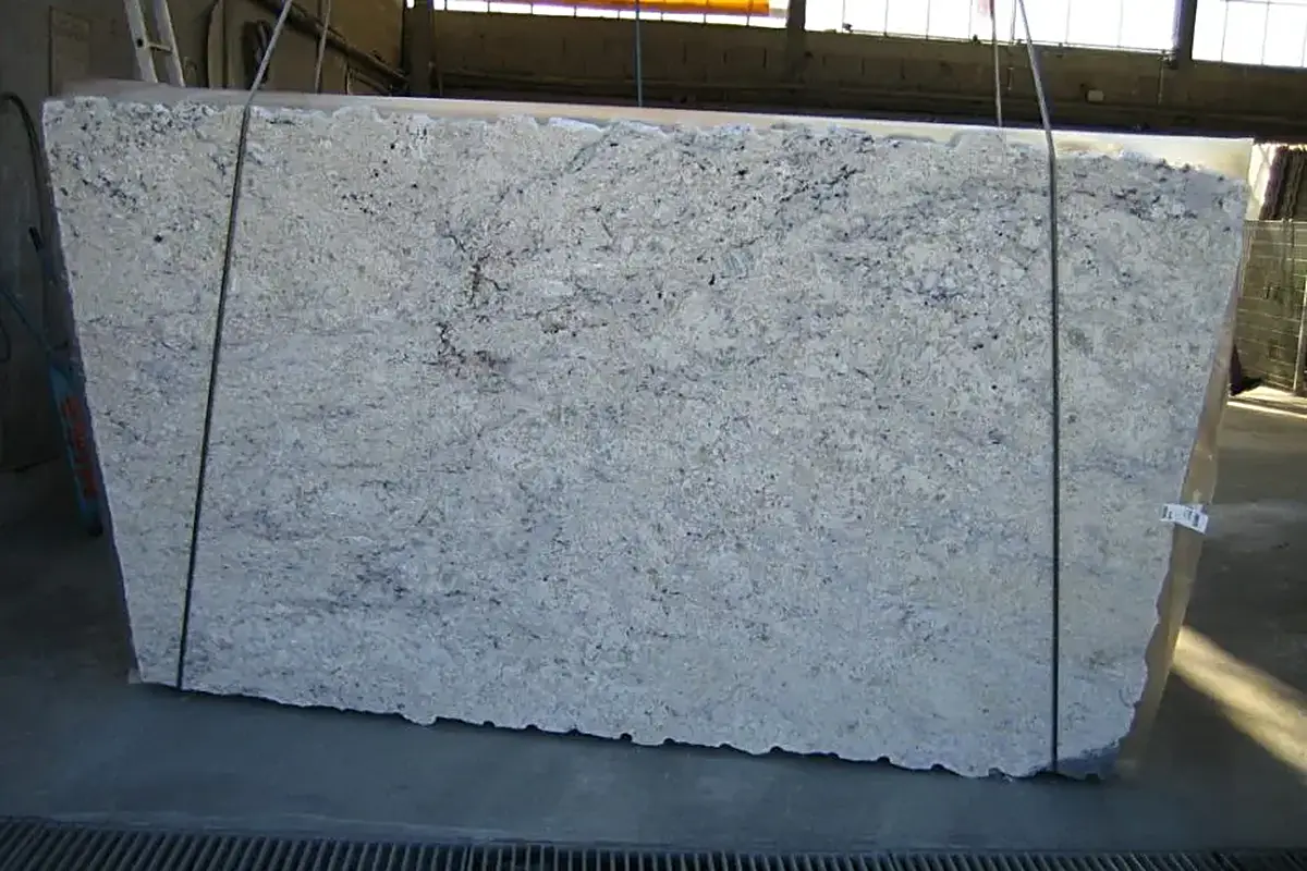 Bianco Romano marmo, superficie di lastra – Marmi di Carrara – grigio, nero (5)
