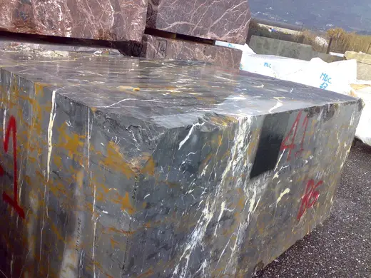 Black And Gold marbre, bloc de carrière – Marmi di Carrara – gris, violet (2)