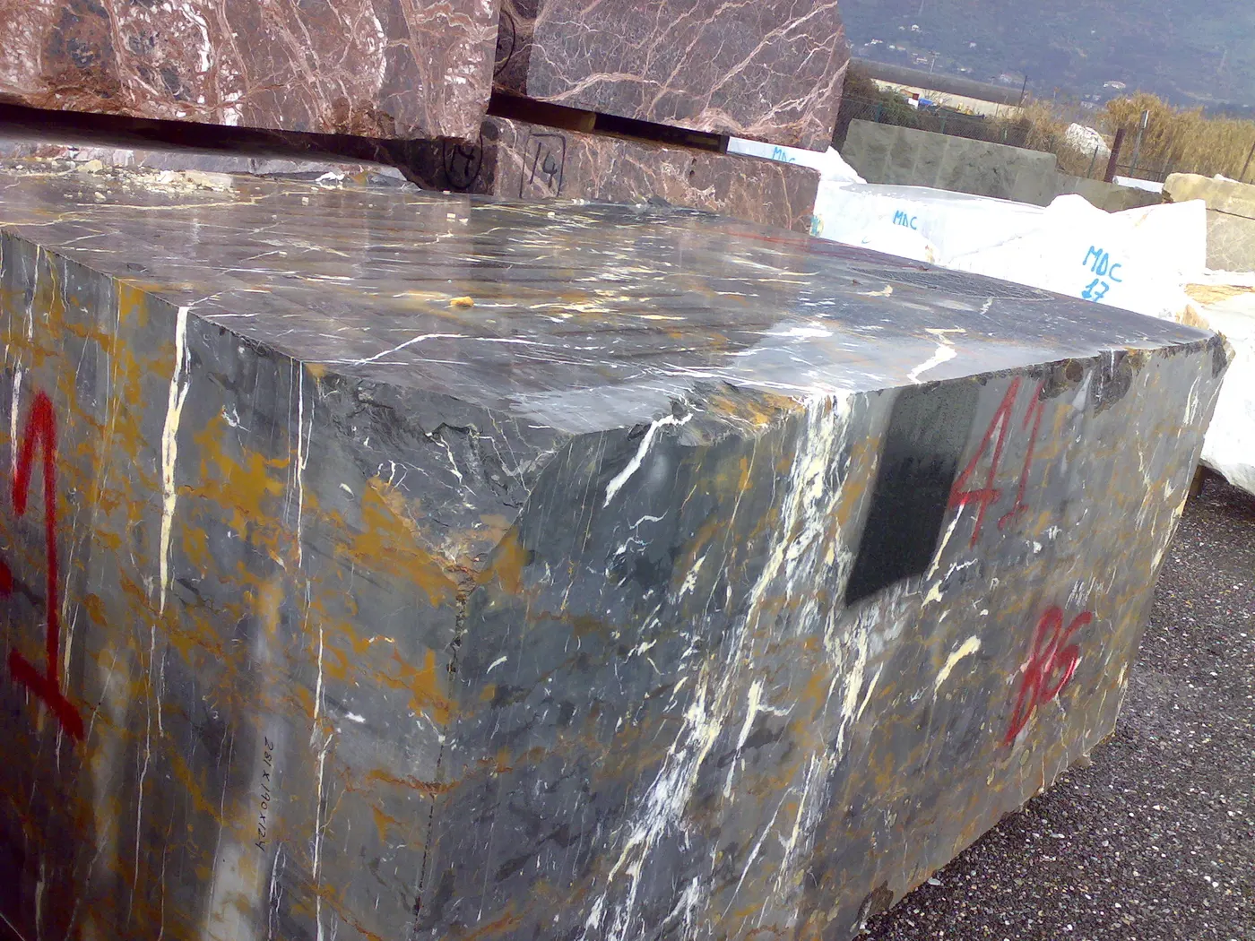Black And Gold marbre, bloc de carrière – Marmi di Carrara – gris, violet (2)