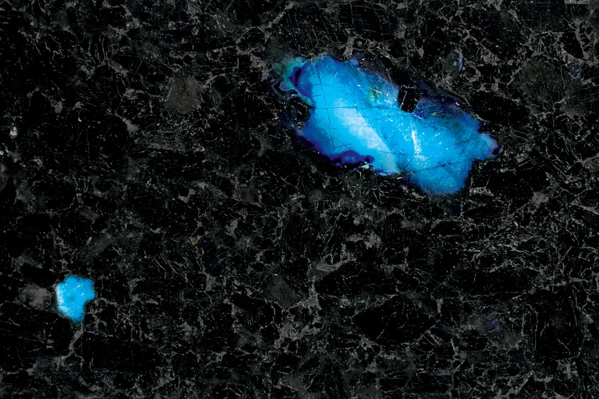 Blue Spectrolite mármol, superficie de losa – Marmi di Carrara – negro, azul (1)