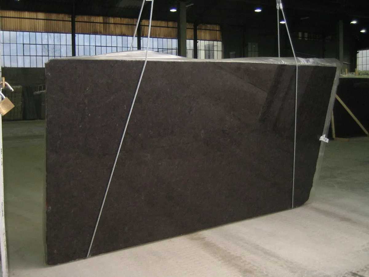 Brown Antique мрамор, поверхность плиты – Marmi di Carrara – чёрный, антрацитовый (2)