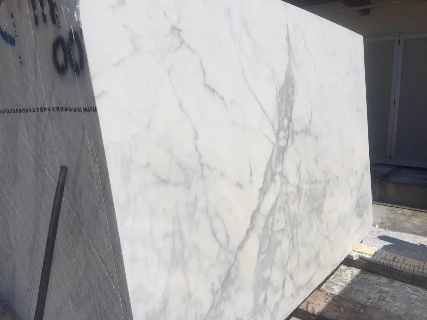 Calacatta marmo, superficie di lastra – Marmi di Carrara – avorio, antracite (26)
