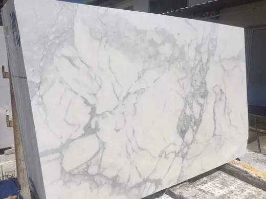 Calacatta мрамор, поверхность плиты – Marmi di Carrara – слоновая кость, светло-серый (28)