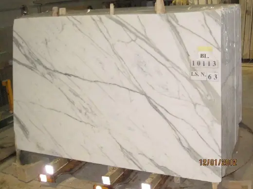Calacatta мрамор, поверхность плиты – Marmi di Carrara – слоновая кость, светло-серый (64)