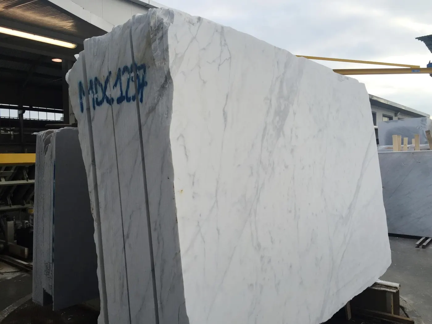 Calacatta Carrara marmo, superficie di lastra – Marmi di Carrara – grigio chiaro, viola (1)