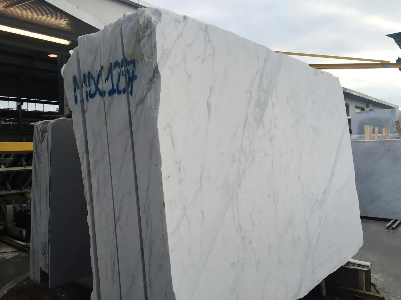 Calacatta Carrara marmo, superficie di lastra – Marmi di Carrara – grigio chiaro, viola (9)